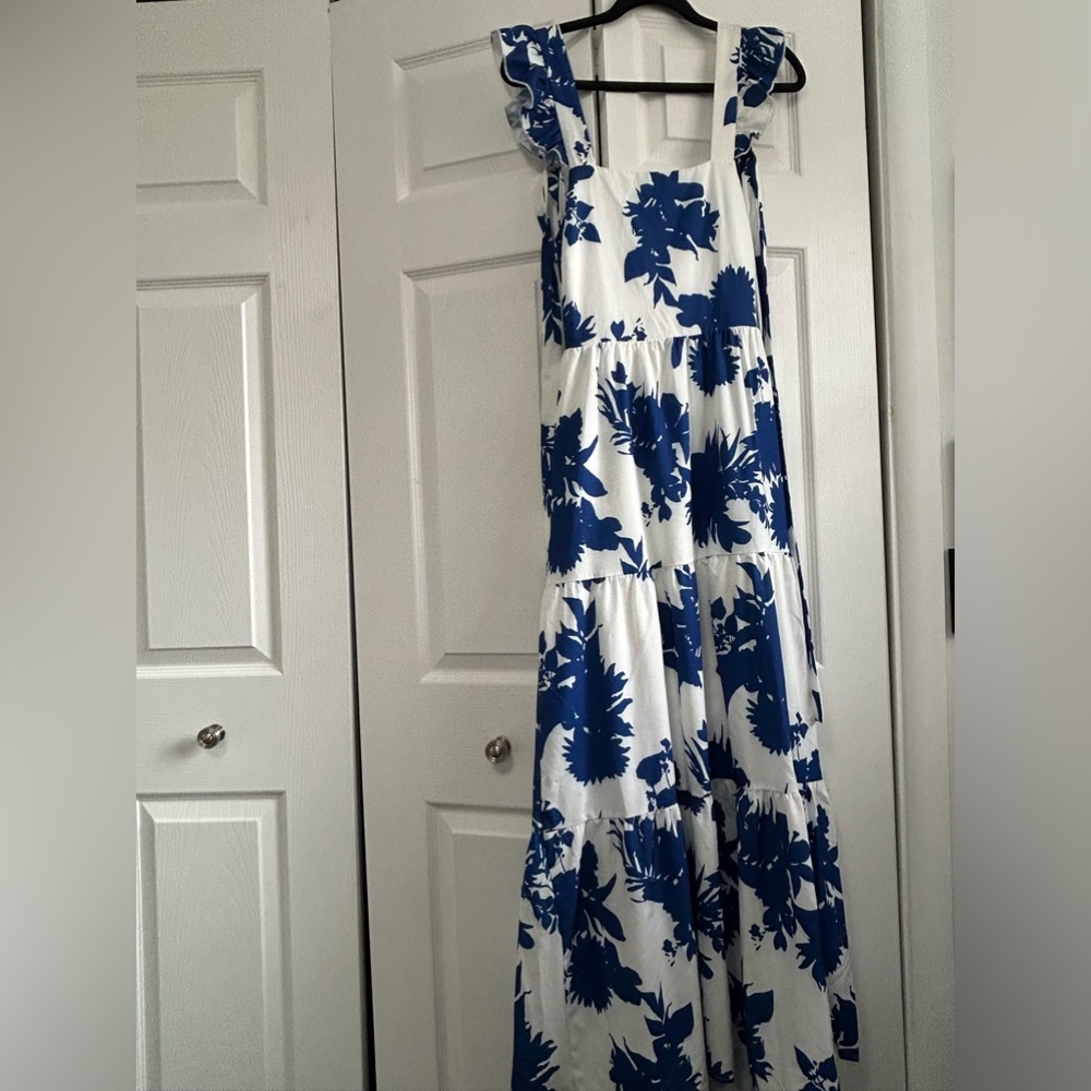 Gorgeous Blur and White pattern dress 🦋